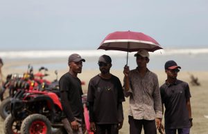 Under the Scorching Sun, Coastal Workers Wait for Tourists