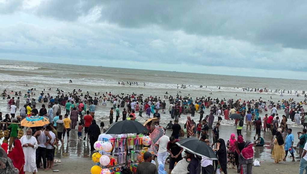 Hawkers Disrupt Tourists’ Leisure on Cox’s Bazar Beach